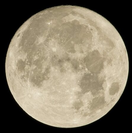 Pleine Lune, on y imagine la silhouette d'un homme portant un fardeau